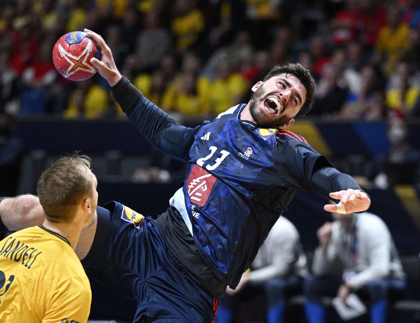 epa10434808 France's Ludovic Fabregas and Sweden's Lukas Sandell (L) during the IHF Men's World Championship handball semi final match between France and Denmark, in Stockholm, Sweden, 27 January 2023.  EPA/Anders Wiklund  SWEDEN OUT