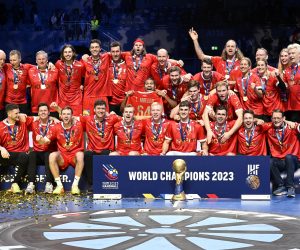 epa10439337 Denmark's team celebrate with the trophy after winning the IHF Men's World Championship handball final match between Denmark and France, in Stockholm, Sweden, 29 January 2023.  EPA/Jessica Gow  SWEDEN OUT