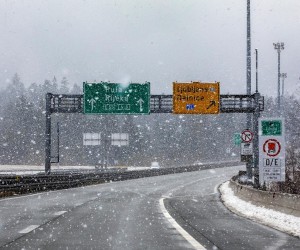02.04.2022., Delnice-
Na autocesti Rijeka - Karlovac mjestimicno pada snijeg te vrijede zimski uvjeti na cestama.  Photo: Srecko Niketic/PIXSELL