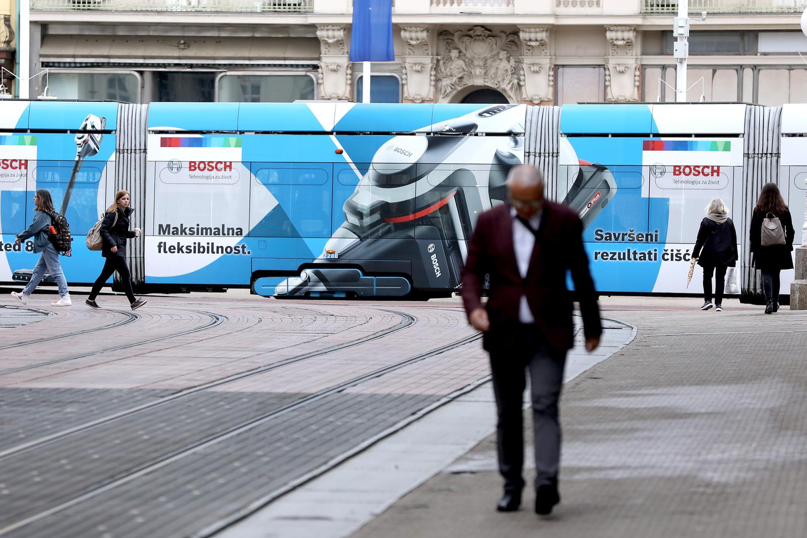 02.05.2022., Zagreb - U Zagrebu je sve veci broj tramvaja oslikanih reklamama. Prema uvjetima iz javnog poziva vidi se da se mogu oslikavati samo stari tramvaji te da mora povladavati plava boja, pa se navodno provode izvidi o novim vozilima u bojama oglasivaca.
  Photo: Patrik Macek/PIXSELL