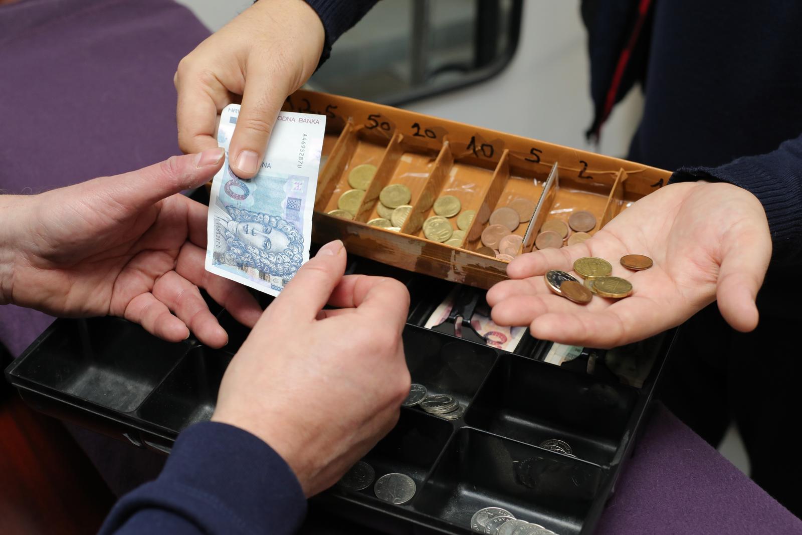 03.01.2023., Osijek - U blagajnama u ovom vremenu zamjene kuna za euro nalaze se obje valute. Photo: Dubravka Petric/PIXSELL