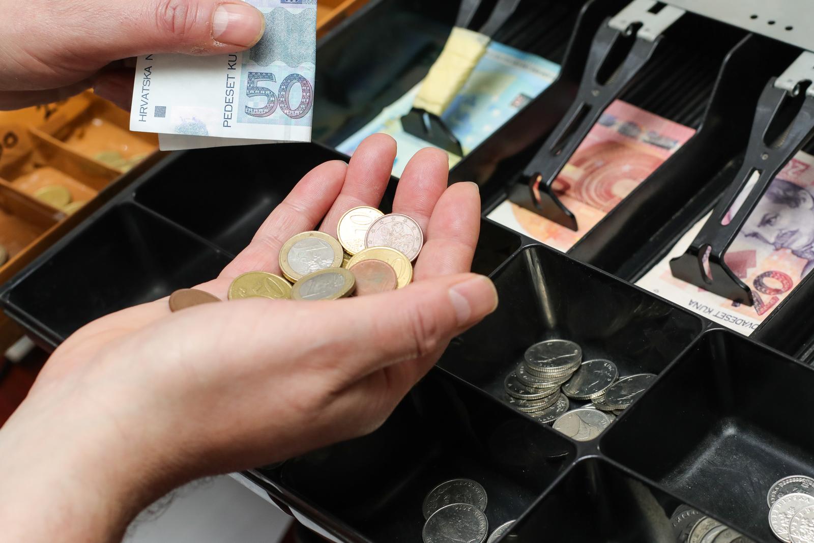 03.01.2023., Osijek - U blagajnama u ovom vremenu zamjene kuna za euro nalaze se obje valute. Photo: Dubravka Petric/PIXSELL