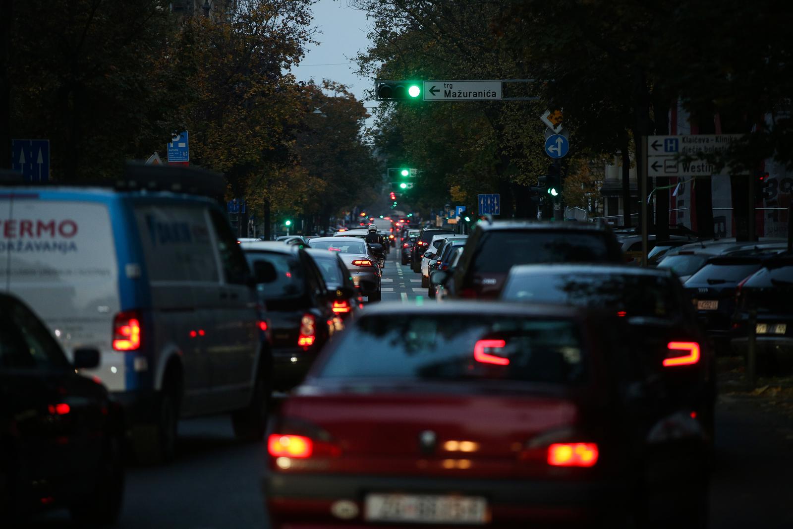 08.11.2022., Zagreb - Zbog pokvarenog auta ukrajinskih registracija stvorila se velika guzva na zelenom valu. Photo: Zeljko Hladika/PIXSELL