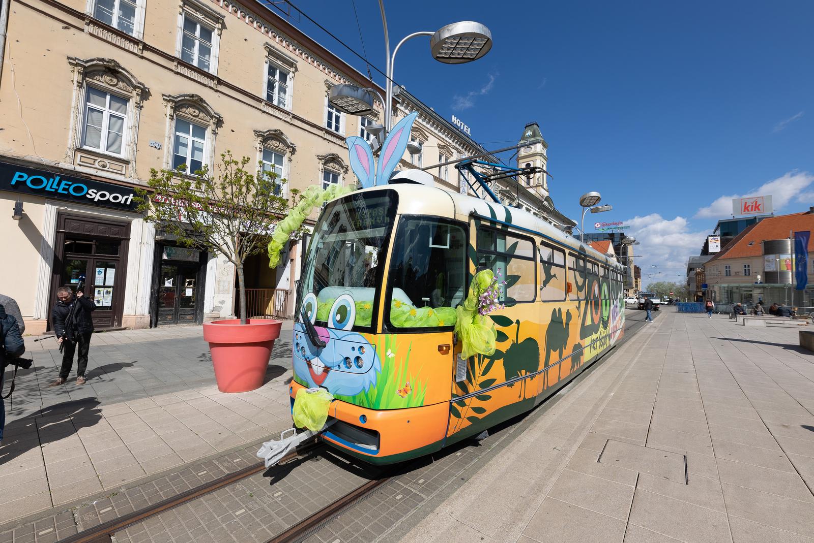 11.04.2022., Osijek - Djelatnici GPP-a uredili su tramvaj ususret Uskrsu te je gradonacelnik Ivan Radic najavio manifestaciju pod nazivom Uskrs u Osijeku.  Photo: Davor Javorovic/PIXSELL