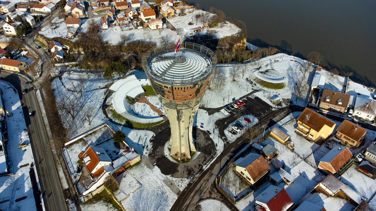 12.01.2022., Vukovar - Snijeg zabijelio ulice i krovove grada Vukovara.   Photo: Davor Javorovic/PIXSELL