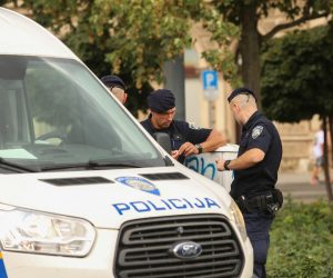 20.08.2022., Zagreb - Policijska marica i automobil su se parkirali na Trgu kralja Tomislava.  Photo: Antonio Jakus/PIXSELL