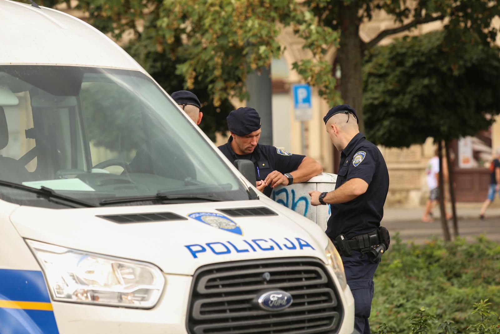 20.08.2022., Zagreb - Policijska marica i automobil su se parkirali na Trgu kralja Tomislava.  Photo: Antonio Jakus/PIXSELL