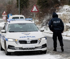 21.01.2023., Dugopolje - Policijski sluzbenici kontroliraju zimsku opremu i upozoravaju vozace na uvjete na cesti. Photo: Miroslav Lelas/PIXSELL