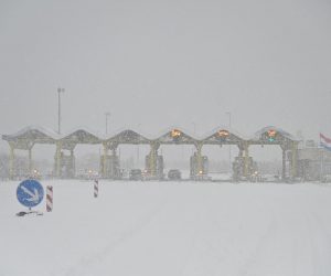 21.01.2023.,Zagvozd - Autocesta A1 izmjedju mjesta Sestanovac i Zagvozd pod snijegom. Photo: Matko Begovic/PIXSELL