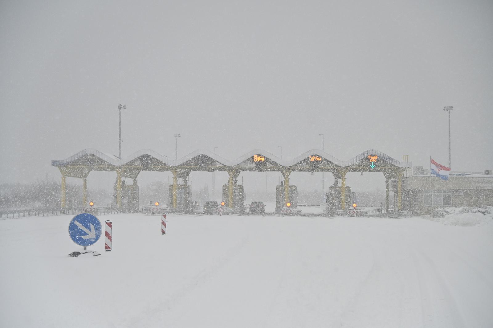 21.01.2023.,Zagvozd - Autocesta A1 izmjedju mjesta Sestanovac i Zagvozd pod snijegom. Photo: Matko Begovic/PIXSELL