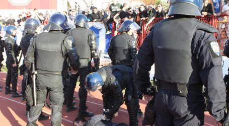 Policajac koji je pred prostorijama Torcide u Splitu tukao muškarca na tlu, dobio uvjetnu kaznu za težu povredu službene dužnosti