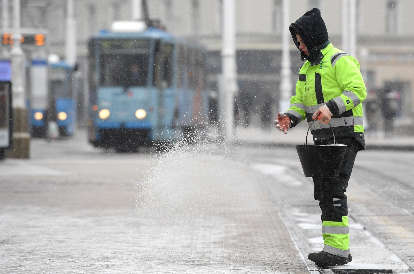 26.02.2018., Zagreb - Djelatnici Cistoce posipaju sol kako se grad nebi zaledio. Photo: Marko Lukunic/PIXSELL