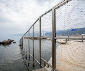 27.07.2021., Rijeka - Plaza hotela Hilton Costabella koja je u koncesiji ogradjena je ogradom. Photo: Nel Pavletic/PIXSELL