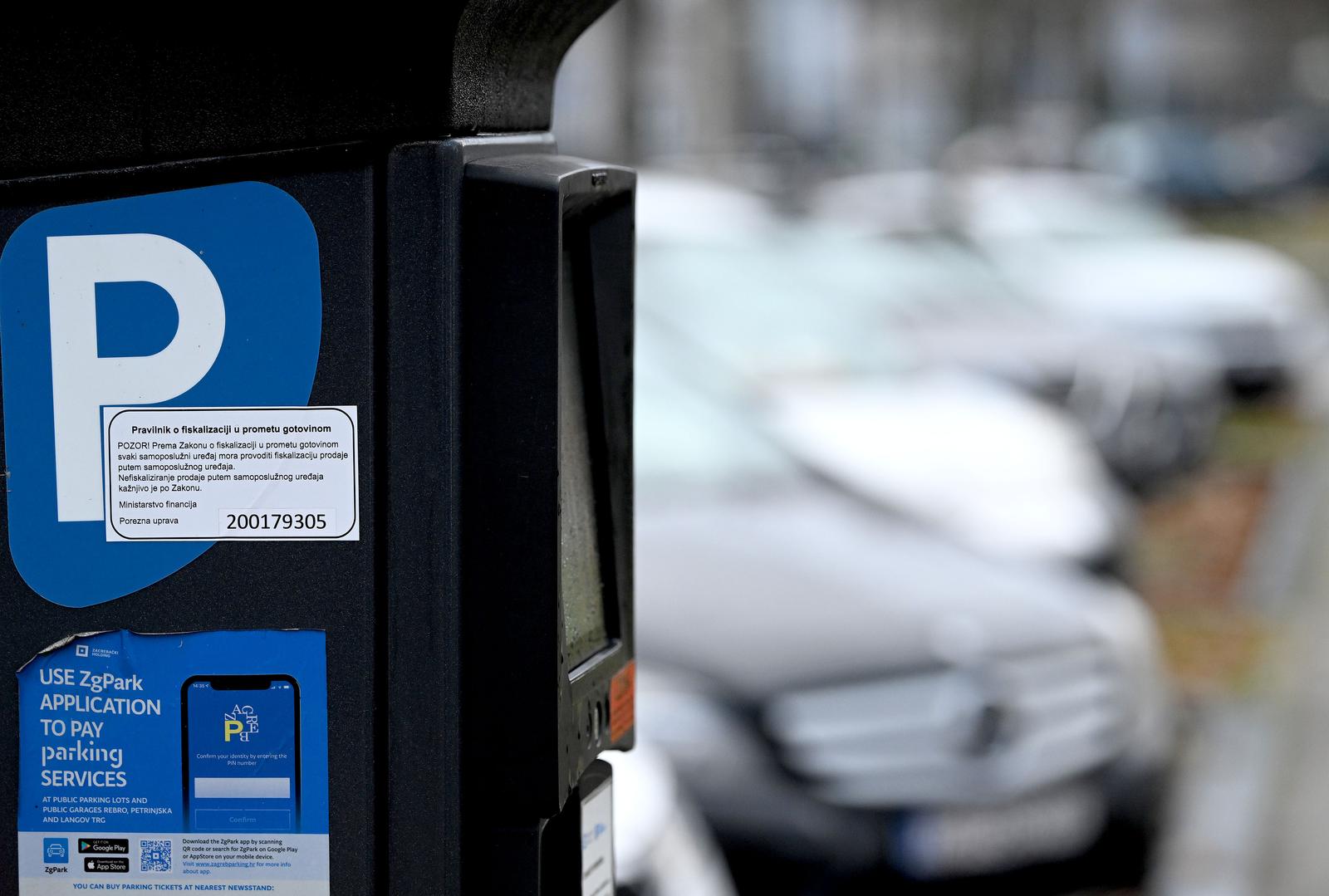 27.12.2022., Zagreb - Zbog prelaska na euro dio aparata za placanje parkiranja nije u funkciji te je parking moguce platiti preko mobitela.  Photo: Marko Lukunic/PIXSELL