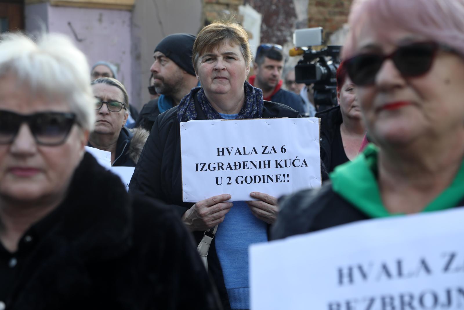 29.12.2022. Petrinja- Gradjani se okupili na mirnom prosvjedu  kako bi obiljezili dvije godine od potresa te se zahvalili odgovornima na svemu neucinjenome. Photo: Edina Zuko/PIXSELL