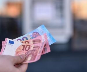29.12.2022., Zagreb - Podizanje Eura na bankomatima u apoenima od 10 i 20. Photo: Igor Soban/PIXSELL
