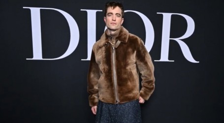 Robert Pattinson se na Tjednu mode u Parizu pojavio u kiltu sa šljokicama i bundi