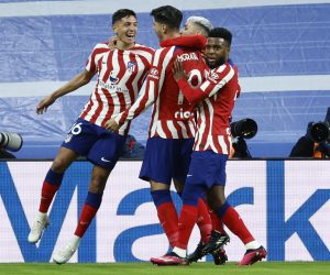 epa10431918 Atletico Madrid's striker Alvaro Morata (2-L) celebrates with teammates after scoring the 0-1 goal during the Spanish King's Cup quarter finals soccer match between Real Madrid and Atletico Madrid, in Madrid, central Spain, 26 January 2023.  EPA/Rodrigo Jimenez