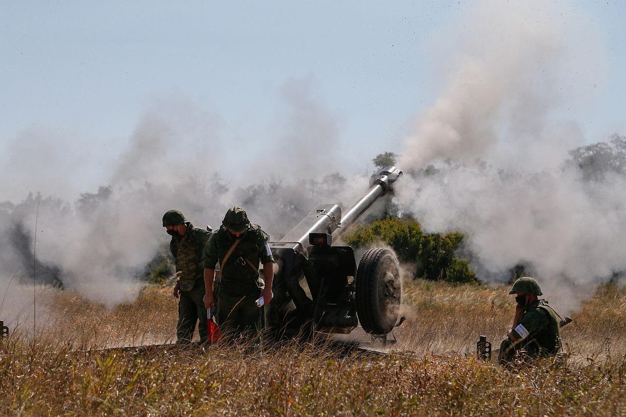 epa08625200 Militants of self-proclaimed Donetsk Peoples Republic (DPR) attend military exercises with a122-mm howitzer D-30 on a shooting range some 60 km south from pro-Russian militants controlled city of Donetsk, Ukraine, 25 August 2020. The meeting of political advisors to leaders of the Normandy Four states (Ukraine, Germany, France, and the Russian Federation), which was scheduled for 28 August 2020 has been canceled according to the RBC Ukraine news agency citing an an informed source. Earlier, participants in the Trilateral Contact Group (Ukraine, Russia, and the OSCE) on the peace settlement in Donbas on July 22 agreed on a full and comprehensive ceasefire along the contact line from 00:01 on 27 July 2020.  EPA/DAVE MUSTAINE