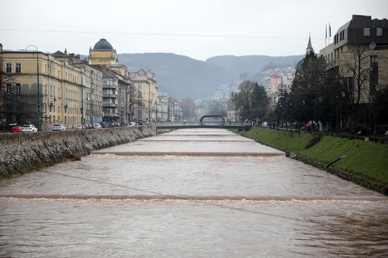 17.01.2023., Sarajevo, Bosna i Hercegovina - Usljed povecanih padavina porastao je nivo rijeke Miljacke.  Photo: Armin Durgut/PIXSELL