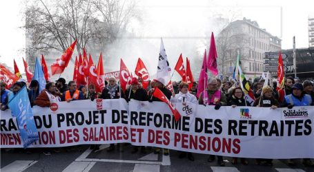Macronov plan mirovinske reforme potaknuo prosvjede diljem Francuske