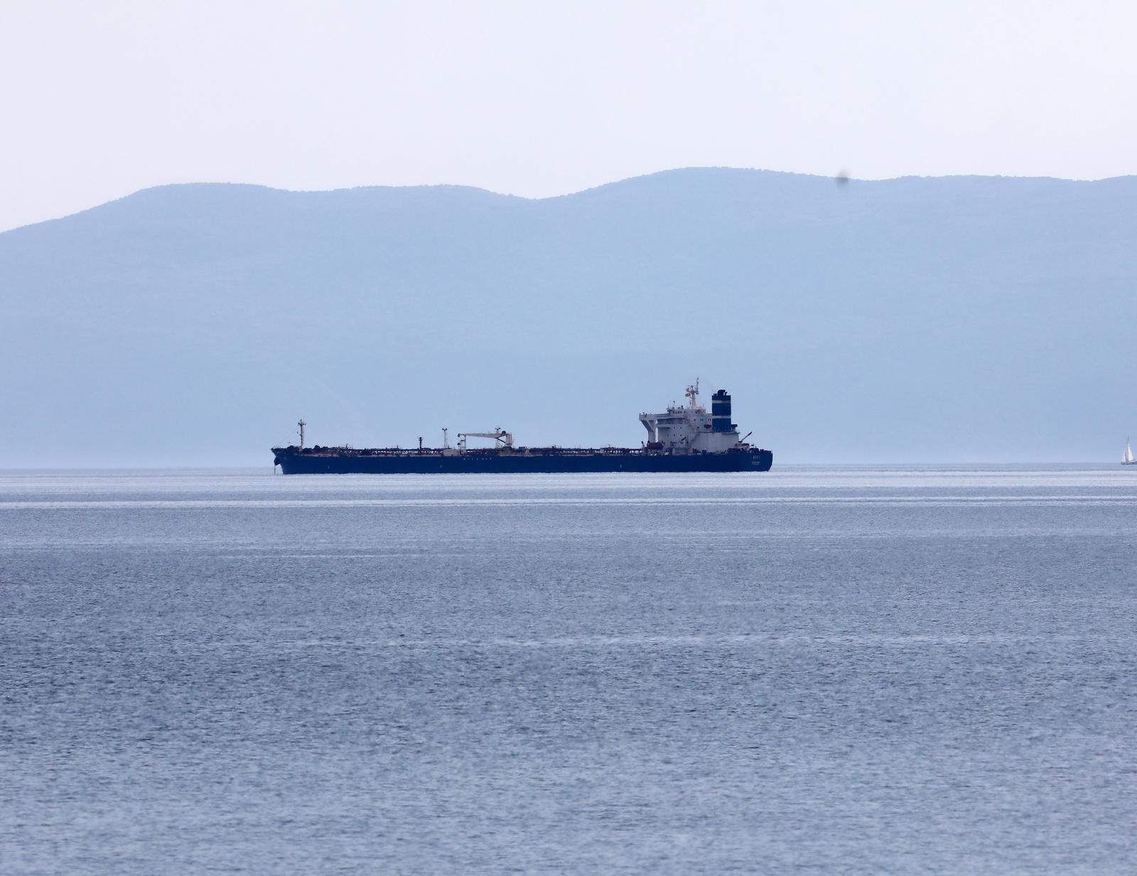 10.05.2022., Rijeka - Tanker ARC 1 usidren je izmedju Cresa, Krka i Kostrene. Photo: Goran Kovacic/PIXSELL
