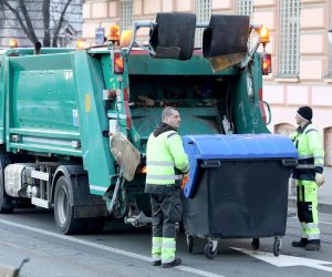 10.02.2022., Zagreb - Radnici Cistoce odvoze odvojeno prikupljeni papir iz plavih kontejnera.  Photo: Patrik Macek/PIXSELL