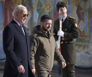 epa10479727 A handout photo made available by the Ukrainian Presidential Press Service on 20 February 2023 shows Ukrainian President Volodymyr Zelensky (C) and US President Joe Biden (L) walking near St. Mikhailovsky Cathedral, in Kyiv (Kiev), Ukraine, amid Russia's invasion. The White House announced on 20 February, that US President Biden met with Ukrainian President Zelensky and his team to extended discussions on US support for Ukraine.  EPA/UKRAINIAN PRESIDENTIAL PRESS SERVICE HANDOUT -- MANDATORY CREDIT: UKRAINIAN PRESIDENTIAL PRESS SERVICE -- HANDOUT EDITORIAL USE ONLY/NO SALES