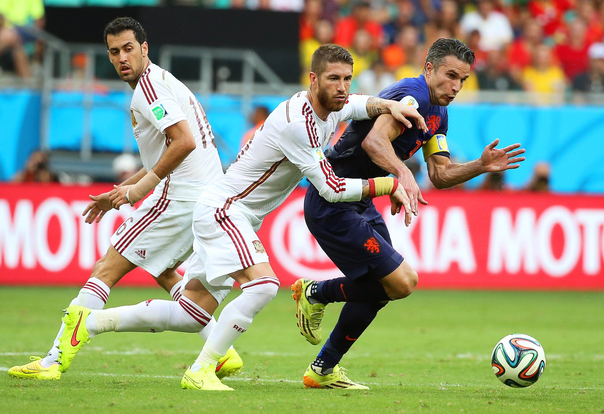 epa04254585 Spanish players Sergio Busquets (L) and Sergio Ramos (C) in action against Dutch striker Robin van Persie (R) during the FIFA World Cup 2014 group B preliminary round match between Spain and the Netherlands at the Arena Fonte Nova in Salvador, Brazil, 13 June 2014. 

(RESTRICTIONS APPLY: Editorial Use Only, not used in association with any commercial entity - Images must not be used in any form of alert service or push service of any kind including via mobile alert services, downloads to mobile devices or MMS messaging - Images must appear as still images and must not emulate match action video footage - No alteration is made to, and no text or image is superimposed over, any published image which: (a) intentionally obscures or removes a sponsor identification image; or (b) adds or overlays the commercial identification of any third party which is not officially associated with the FIFA World Cup)  EPA/ALI HAIDER   EDITORIAL USE ONLY