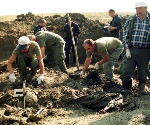 Negoslavci, 24.09.2003 - U Negoslavcima pokraj Vukovara poèelo iskapanje jo jedne masovne grobnice.
foto FaH