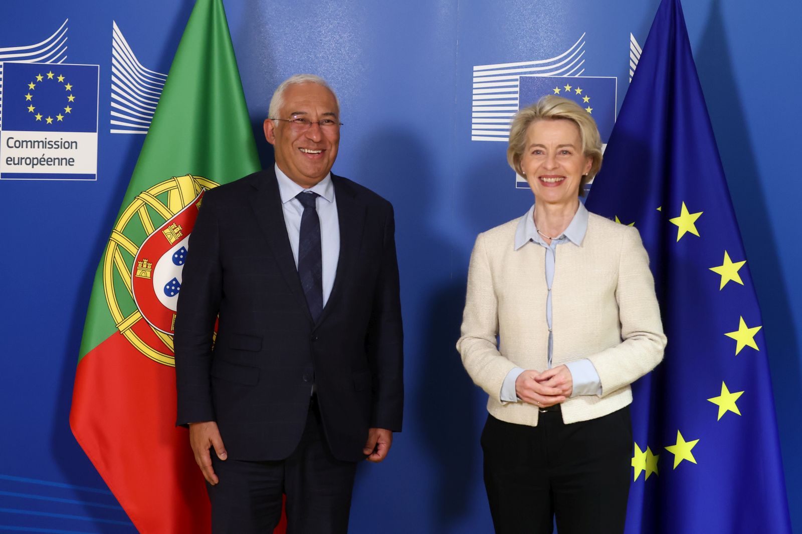 epa10416304 Portuguese Prime Minister Antonio Costa (L) is welcomed by the President of the European Commission Ursula von der Leyen ahead of a meeting at the European Commission headquarters in Brussels, Belgium, 19 January 2023.  EPA/STEPHANIE LECOCQ