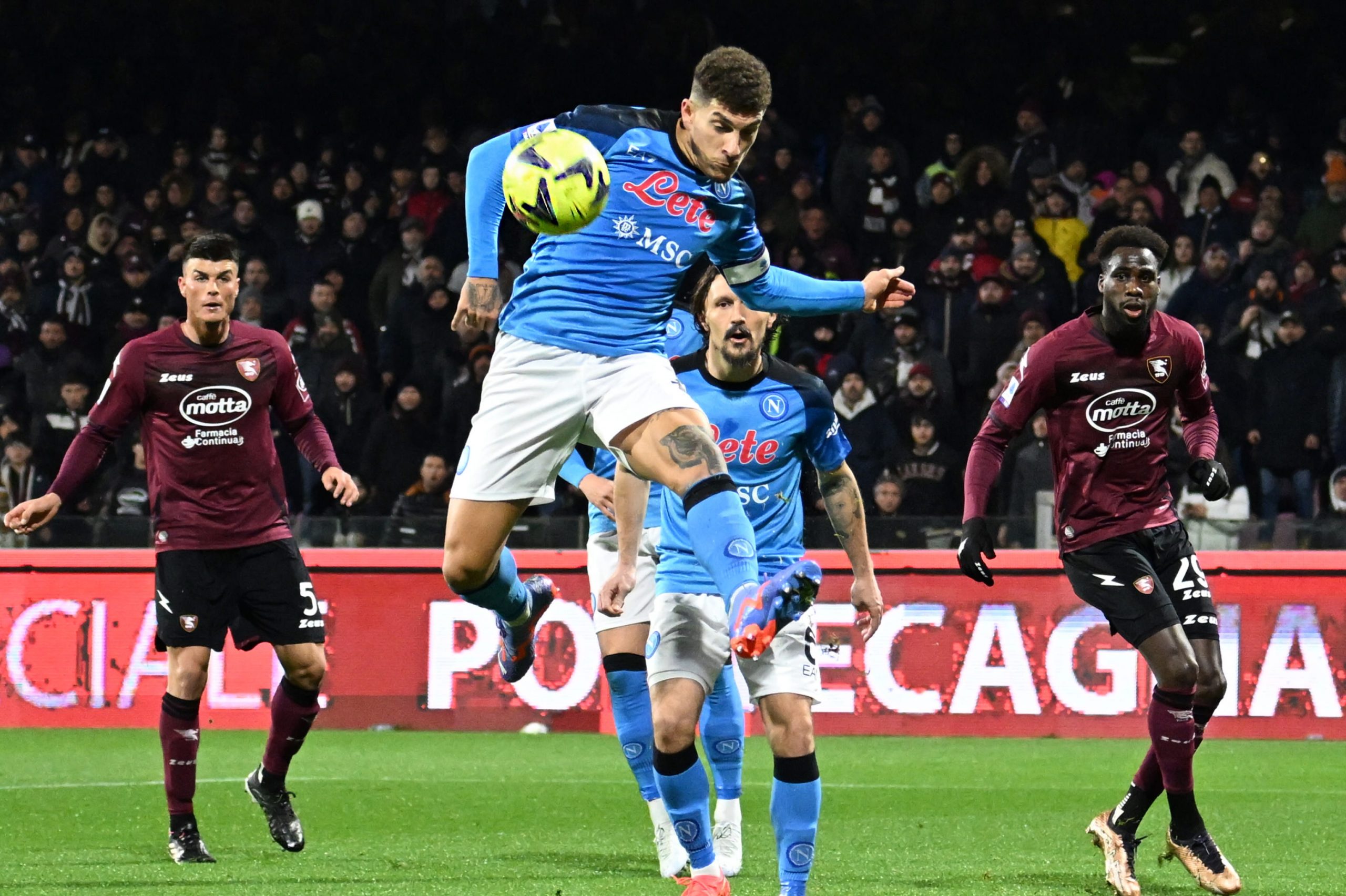 epa10421095 Napoli's Giovanni Di Lorenzo in action during the Italian Serie A soccer match between US Salernitana and SSC Napoli, in Salerno, Italy, 21 January 2023.  EPA/MASSIMO PICA