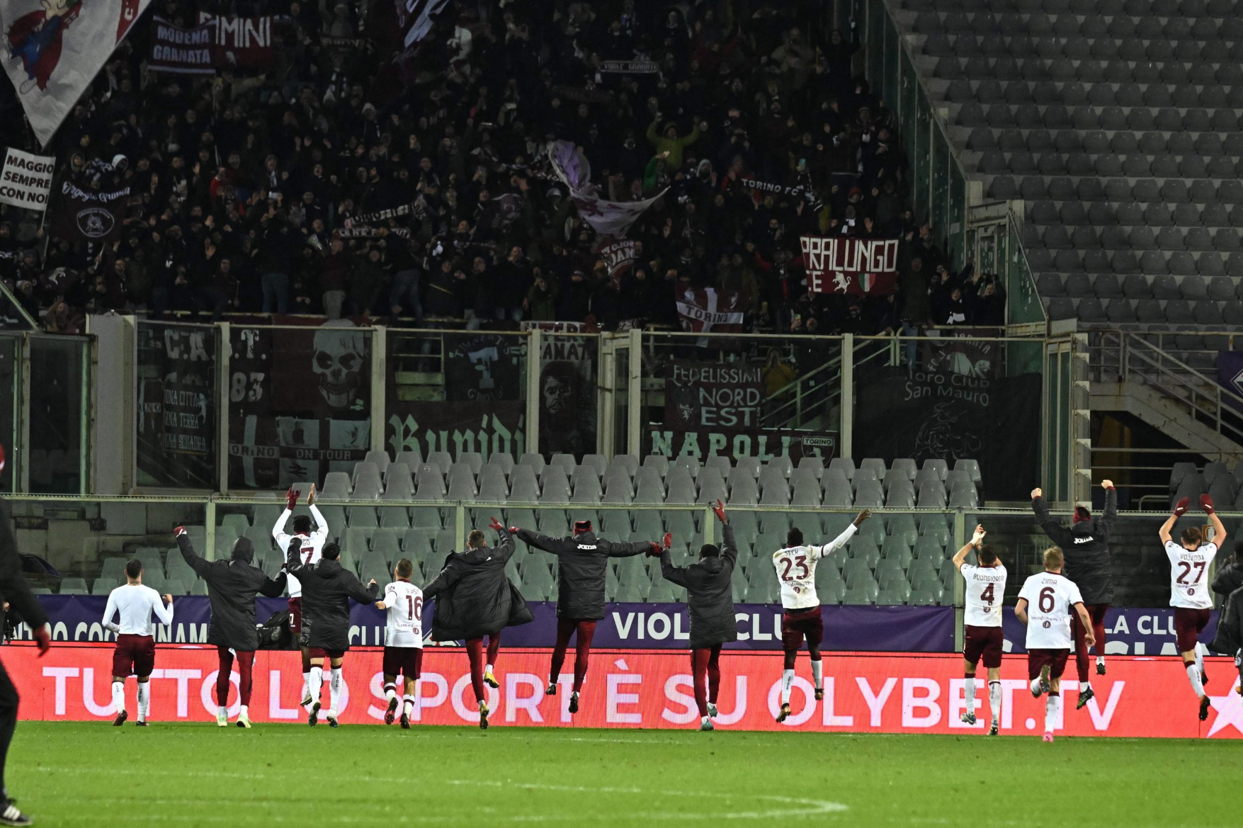 epa10421405 Torino’s players celebrate the victory at the end of the Italian Serie A soccer match ACF Fiorentina vs Torino FC at Artemio Franchi Stadium in Florence, Italy, 21 January 2023.  EPA/CLAUDIO GIOVANNINI
