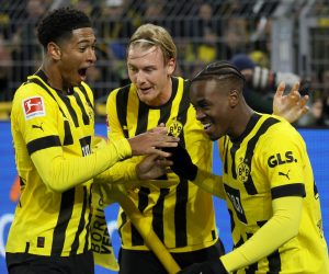 epa10423320 Dortmund's Jamie Bynoe-Gittens (R) celebrates with teammates after scoring the 3-2 lead during the German Bundesliga soccer match between Borussia Dortmund and and FC Augsburg in Dortmund, Germany, 22 January 2023.  EPA/RONALD WITTEK CONDITIONS - ATTENTION: The DFL regulations prohibit any use of photographs as image sequences and/or quasi-video.