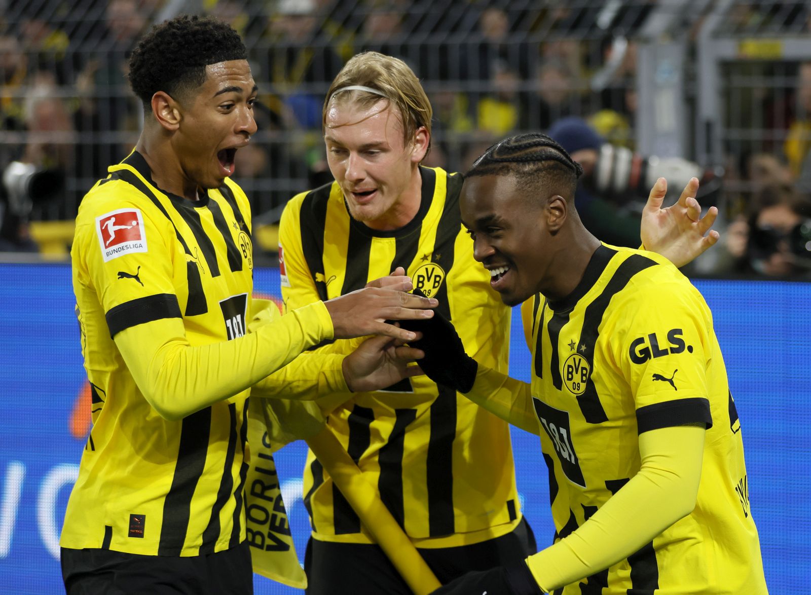 epa10423320 Dortmund's Jamie Bynoe-Gittens (R) celebrates with teammates after scoring the 3-2 lead during the German Bundesliga soccer match between Borussia Dortmund and and FC Augsburg in Dortmund, Germany, 22 January 2023.  EPA/RONALD WITTEK CONDITIONS - ATTENTION: The DFL regulations prohibit any use of photographs as image sequences and/or quasi-video.