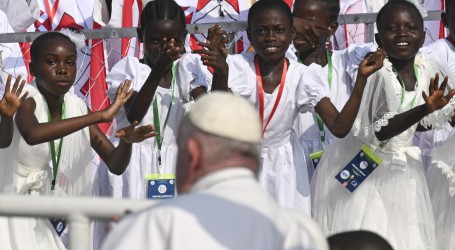 Papa mladima u Kongu: “Ako vam netko ponudi mito ili vam obeća usluge i mnogo novca, nemojte upasti u zamku”