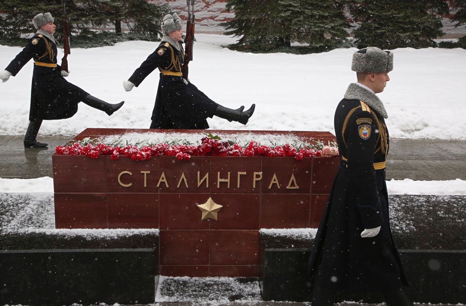 epa10442902 Russian honour guard soldiers march in front of the memorial stone for World War II Hero City Stalingrad near the Tomb of the Unknown Soldier in front of the Kremlin wall at Alexander Garden in Moscow, Russia, 01 February 2023. Russia on February 02 marks the 80th anniversary of the end of the Battle of Stalingrad, now known as Volgograd, a turning point in World War II which led to the defeat of Nazi Germany.  EPA/MAXIM SHIPENKOV