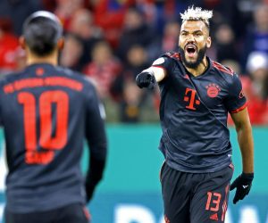 epa10443260 Munich's Eric Maxim Choupo-Moting celebrates after scoring the opening goal in the DFB Cup round of 16 soccer match between between 1. FSV Mainz 05 and Bayern Munich in Mainz, Germany, 01 February 2023.  EPA/RONALD WITTEK