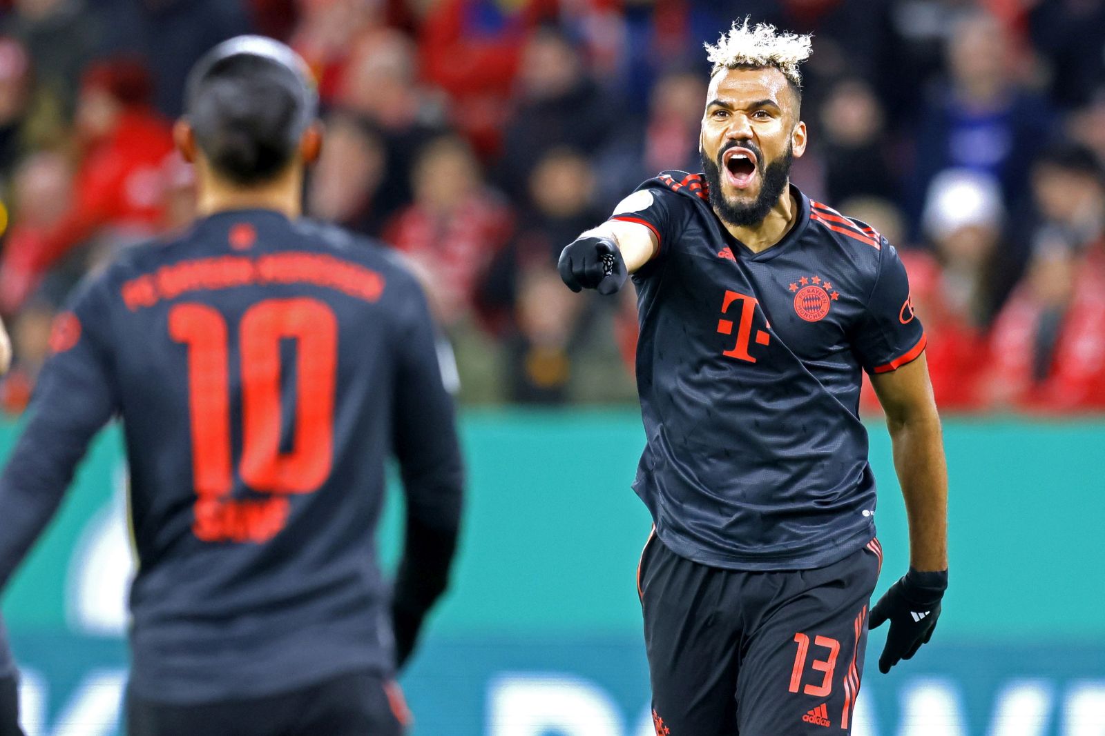 epa10443260 Munich's Eric Maxim Choupo-Moting celebrates after scoring the opening goal in the DFB Cup round of 16 soccer match between between 1. FSV Mainz 05 and Bayern Munich in Mainz, Germany, 01 February 2023.  EPA/RONALD WITTEK