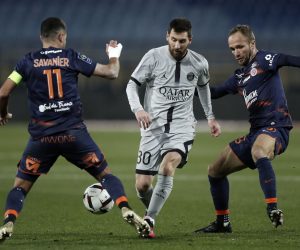 epa10443324 Paris Saint Germain's Lionel Messi (C) in action against Montpellier's Teji Savanier (L) and  Valere Germain (R) during the French Ligue 1 soccer match between Montpellier HSC and Paris Saint Germain, at La Mosson stadium, Montpellier, France, 01 February 2023.  EPA/Guillaume Horcajuelo