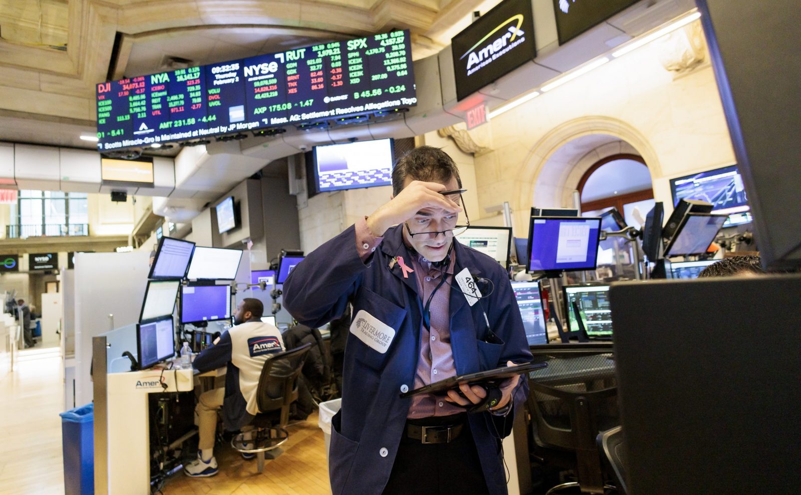 epa10444421 Traders work on the floor of the New York Stock Exchange at the Opening Bell in New York, New York, USA, 02 February 2023.  EPA/JUSTIN LANE