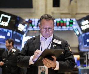 epa10444423 Traders work on the floor of the New York Stock Exchange at the Opening Bell in New York, New York, USA, 02 February 2023.  EPA/JUSTIN LANE