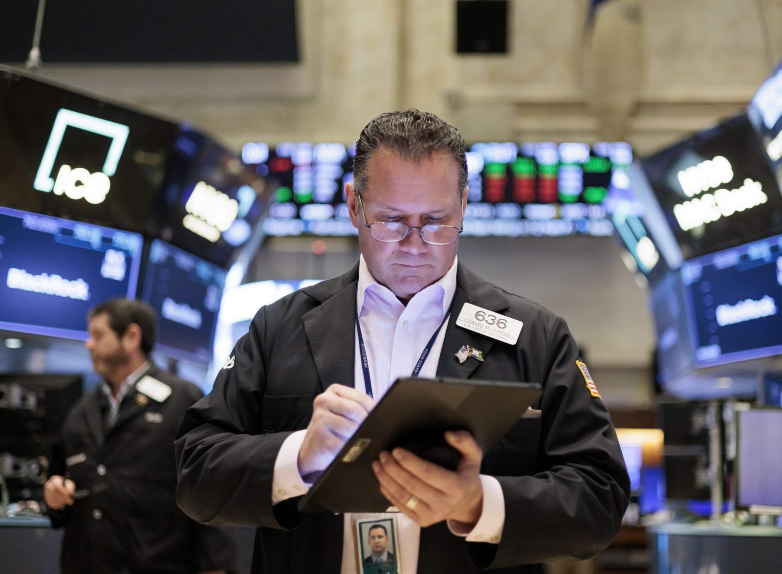 epa10444423 Traders work on the floor of the New York Stock Exchange at the Opening Bell in New York, New York, USA, 02 February 2023.  EPA/JUSTIN LANE