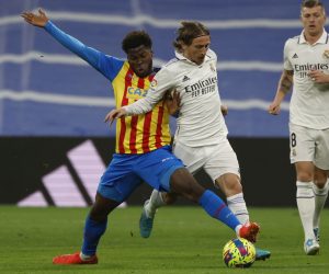 epa10444743 Real Madrid's Luka Modric (R) in action against Valencia's Yunus Musah during the Spanish LaLiga soccer match between Real Madrid and Valencia CF, in Madrid, central Spain, 02 February 2023.  EPA/JUANJO MARTIN