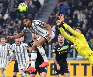 epa10444803 Juventus player Gleison Bremer (C) scores the 1-0 lead during the Coppa Italia quarter final soccer match between Juventus FC and SS Lazio at the Allianz Stadium in Turin, Italy, 02 February 2023.  EPA/Alessandro Di Marco