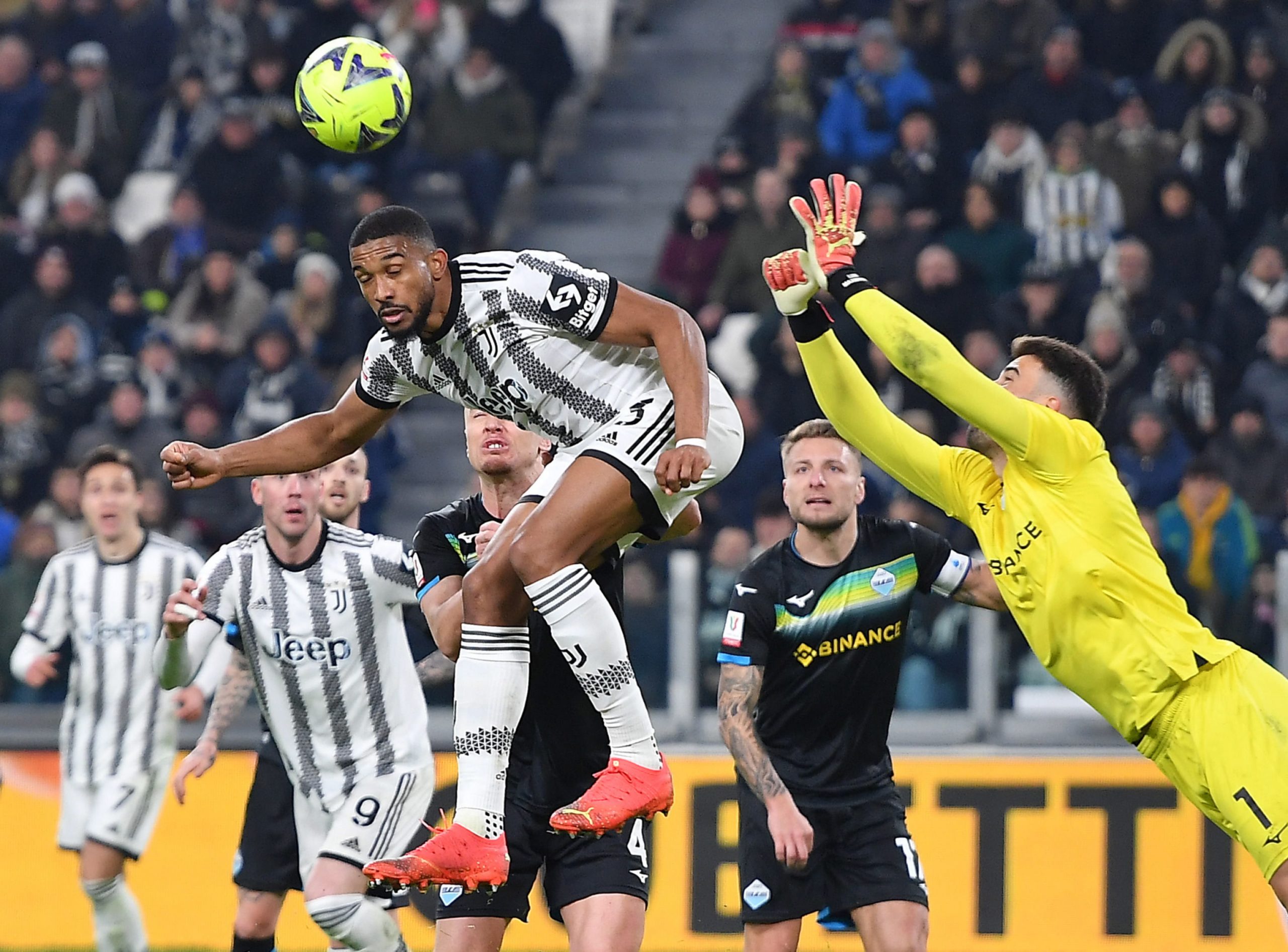 epa10444803 Juventus player Gleison Bremer (C) scores the 1-0 lead during the Coppa Italia quarter final soccer match between Juventus FC and SS Lazio at the Allianz Stadium in Turin, Italy, 02 February 2023.  EPA/Alessandro Di Marco