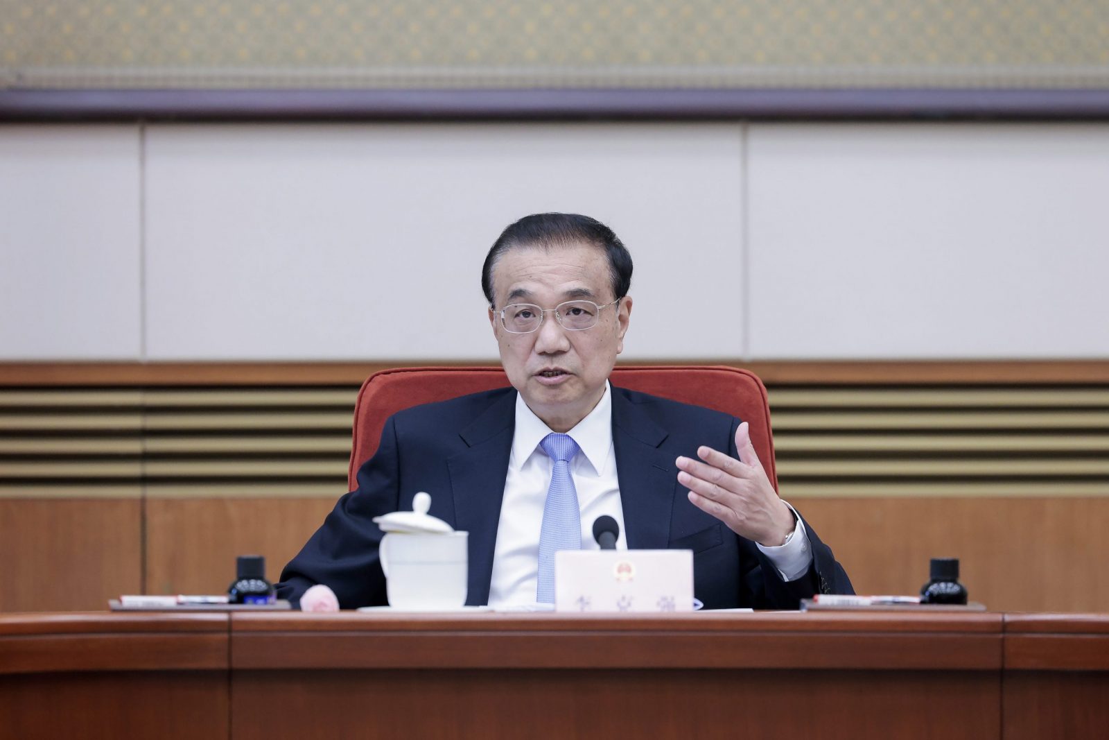 epa10446612 Chinese Premier Li Keqiang (C) presides over a plenary meeting of the State Council of the People's Republic of China, Beijing, China, 03 February 2023 (issued 04 February 2023).  EPA/XINHUA / Liu Bin CHINA OUT / MANDATORY CREDIT  EDITORIAL USE ONLY