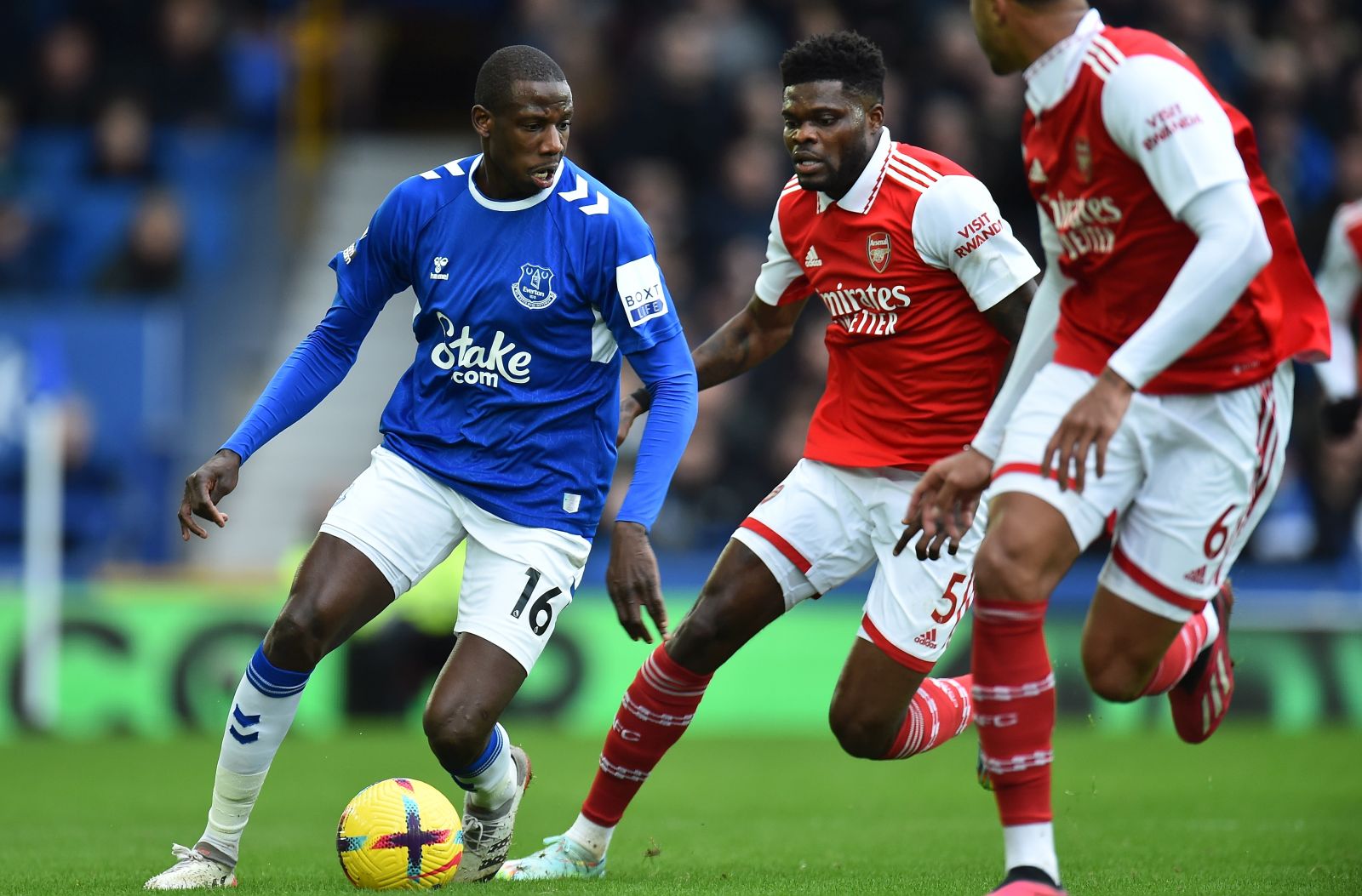 epa10446833 Everton's Abdoulaye Doucoure (L) in action against Arsenal's Thomas Partey (R) during the English Premier League soccer match between Everton FC and Arsenal London in Liverpool, Britain, 04 February 2023.  EPA/Peter Powell EDITORIAL USE ONLY. No use with unauthorized audio, video, data, fixture lists, club/league logos or 'live' services. Online in-match use limited to 120 images, no video emulation. No use in betting, games or single club/league/player publications