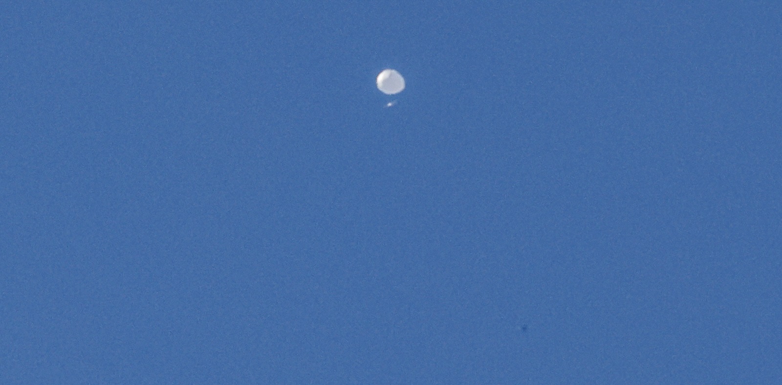 epa10447610 A high-altitude balloon, which the US government has stated is Chinese, is seen as it continues its multi-day path across the Northern United States in Charlotte, North Carolina, USA, 04 February 2023. US Secretary of State Blinken postponed a planned trip to China following the discovery of the balloon. The Pentagon said that the maneuverable Chinese surveillance balloon was posing 'no risk to commercial aviation, military assets or people on the ground'.  EPA/NELL REDMOND -- BEST QUALITY AVAILABLE