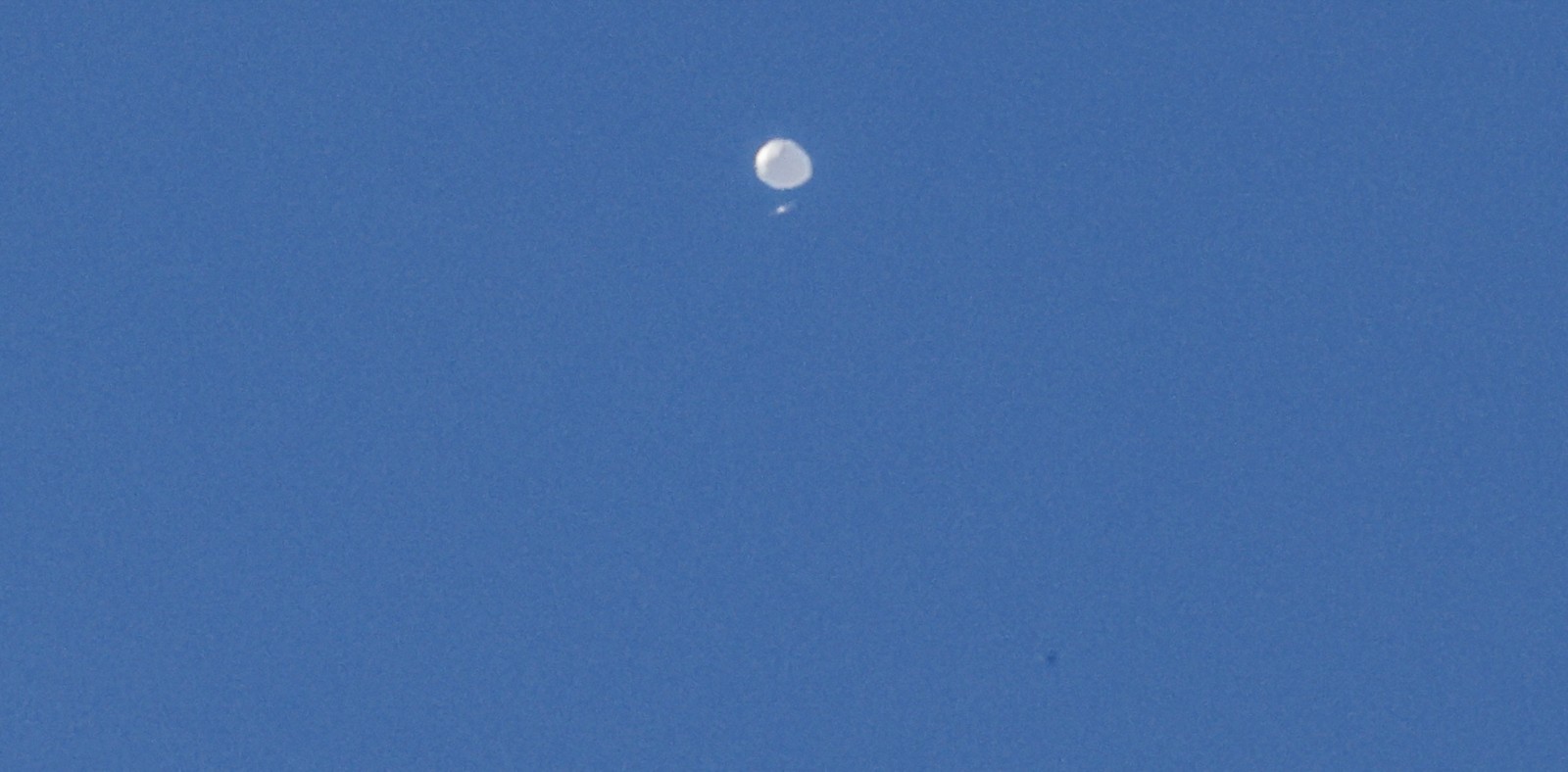 epa10447610 A high-altitude balloon, which the US government has stated is Chinese, is seen as it continues its multi-day path across the Northern United States in Charlotte, North Carolina, USA, 04 February 2023. US Secretary of State Blinken postponed a planned trip to China following the discovery of the balloon. The Pentagon said that the maneuverable Chinese surveillance balloon was posing 'no risk to commercial aviation, military assets or people on the ground'.  EPA/NELL REDMOND -- BEST QUALITY AVAILABLE